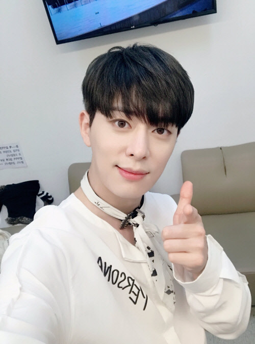 보이프렌드 동현이 KBS 2TV '뮤직뱅크' 사전녹화 도중 카메라 크레인 장치인 지미집에 머리를 부딪쳐 병원으로 옮겨졌다.